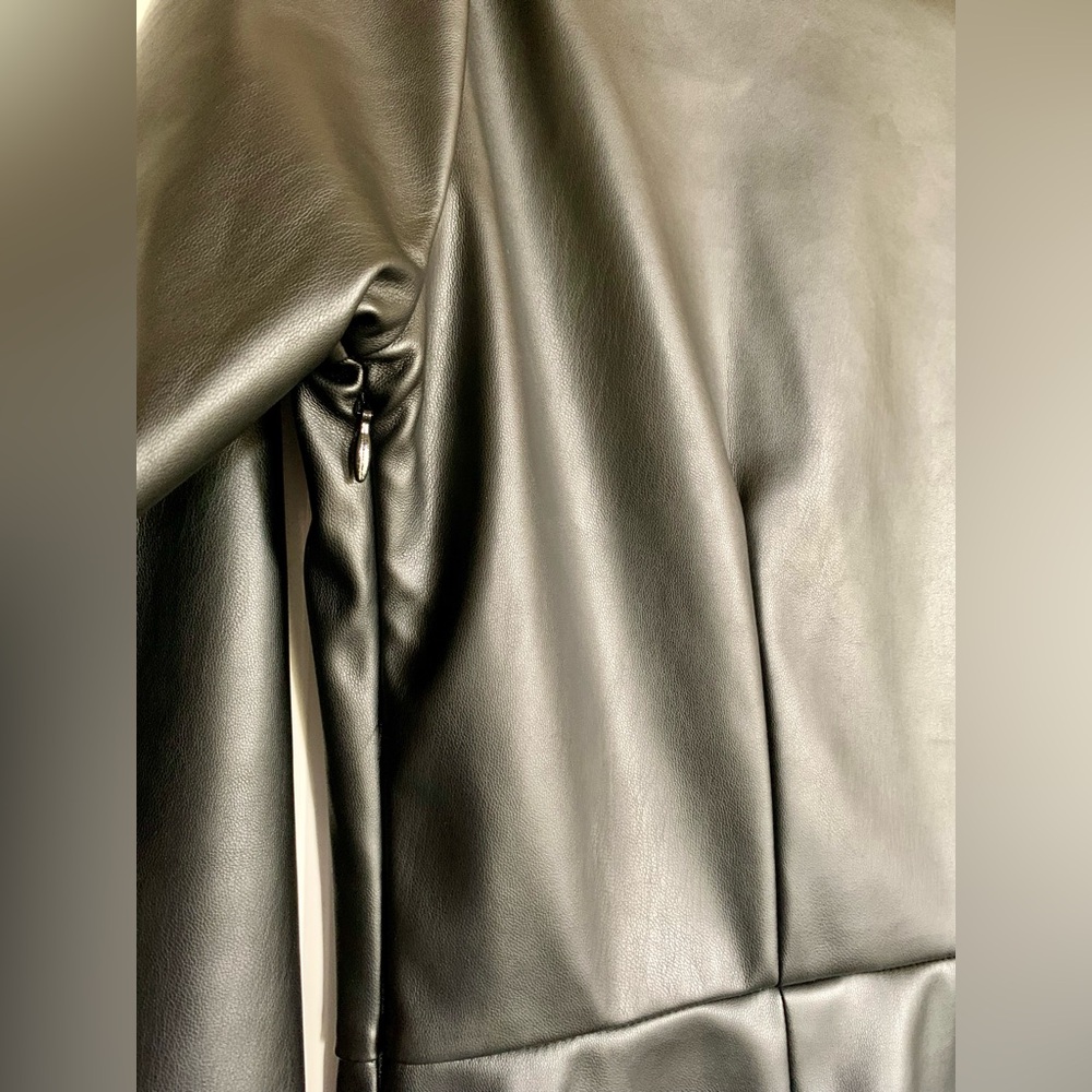 LN MICHAEL Michael KORS Faux Leather Faux Wrap Dress. Crossover V-Neck. - Picture 5 of 7